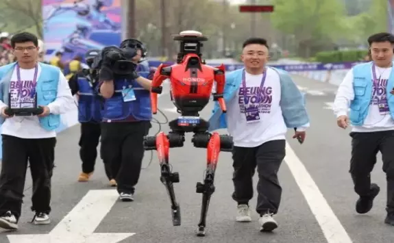 The humanoid robot Lightning breaks a human record